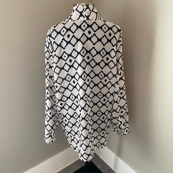 White & Black Pattern V-Neck Flowy Tunic Blouse w/Rolled Sleeves & Gold Buttons - Picture 3 of 9